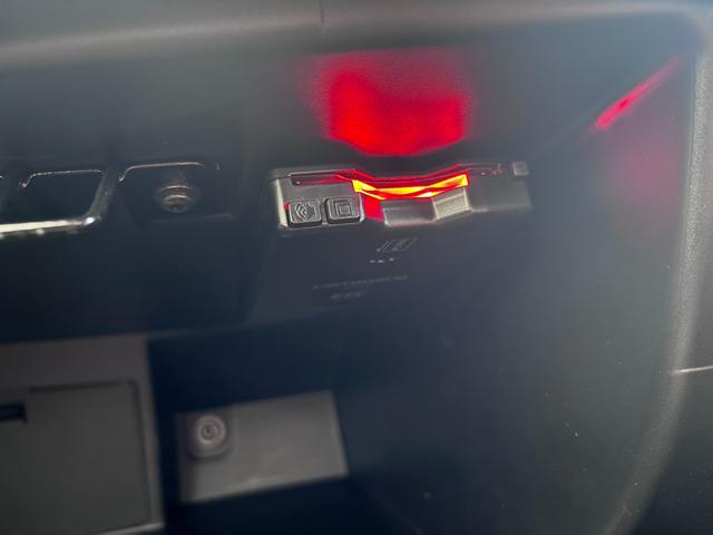 アバルト５９５ コンペティツィオーネ　ＥＴＣ　ドラレコ　レーダー探知機　バックカメラ　１７インチアルミホイール　ブレンボ赤キャリパー　ＨＩＤヘッドライト　レコードモンツァ　パドルシフト　オートエアコン　ａｐｐｌｅｃａｒｐｌａｙ（24枚目）