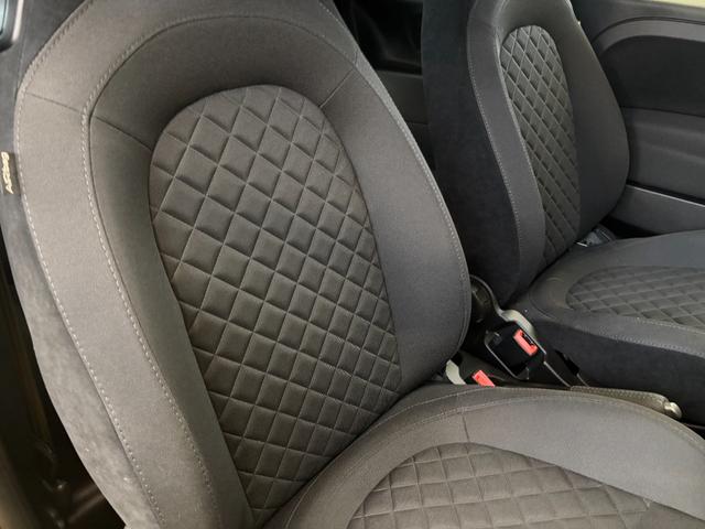 アバルト５９５ ベースグレード　限定カラー　５ＭＴ　１６インチアルミホイール　ＥＴＣ　ドラレコ　ＡｐｐｌｅＣａｒｐｌａｙ　ＡｎｄｒｏｉｄＡｕｔｏ　マニュアルエアコン　ＨＩＤヘッドライト　ターボ　禁煙車　１４５馬力　認定中古車保証（8枚目）