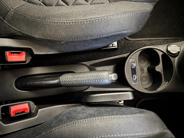 アバルト５９５ ベースグレード　限定カラー　５ＭＴ　１６インチアルミホイール　ＥＴＣ　ドラレコ　ＡｐｐｌｅＣａｒｐｌａｙ　ＡｎｄｒｏｉｄＡｕｔｏ　マニュアルエアコン　ＨＩＤヘッドライト　ターボ　禁煙車　１４５馬力　認定中古車保証（25枚目）