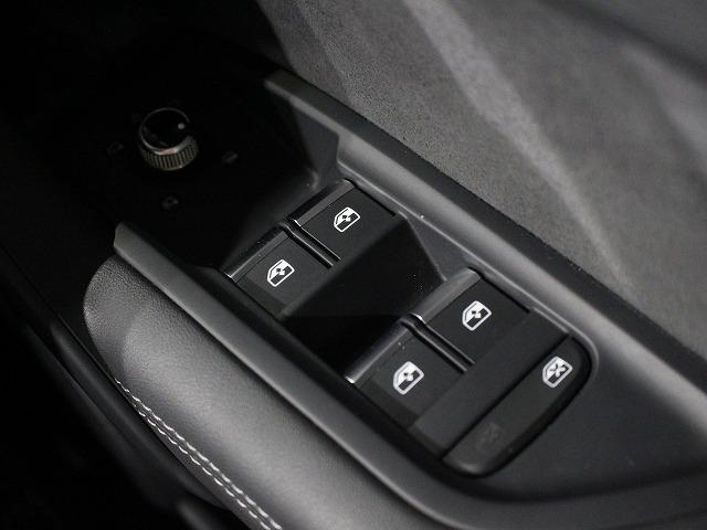 Ｑ５ ４０ＴＤＩクワトロ　Ｓライン　４０　ＴＤＩ　ｑｕａｔｔｒｏ　Ｓ　ｌｉｎｅ：ステアリングヒーターアルミホイール　５ダブルアームデザイン　コントラストグレー　８Ｊｘ１９　２３５／５５Ｒ１９ルーフレール　（ブラック）（49枚目）