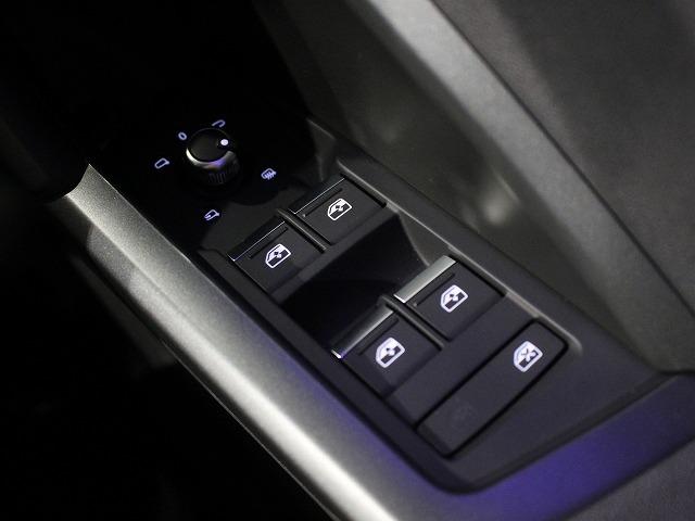 Ｑ３スポーツバック ３５ＴＦＳＩ　Ｓライン　スマートフォンインターフェース　パーシャルレザー　全方位カメラサラウンドビュー　グレイシアホワイトメタリック　電動テールゲート　ＬＥＤヘッドライト（56枚目）