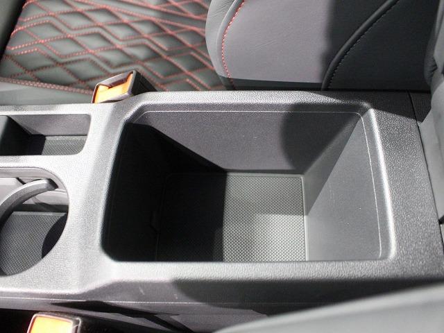 Ｓ３ スポーツバック　ダンピングコントロールサスペンション　ファインナッパレザー　アウディドライブセレクト　カラードブレーキキャリパー　レッド　リヤシートＵＳＢ（62枚目）