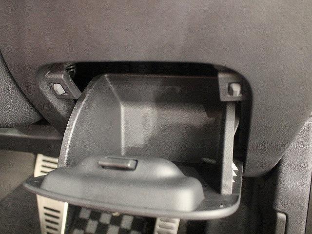 ザ・ビートル Ｒラインマイスター　バイキセノンヘッドライト　クルーズコントロール　インテリアアンビエントライト　リヤスポイラー　純正１８インチアルミホイール　ブラインドスポットディテクション（34枚目）