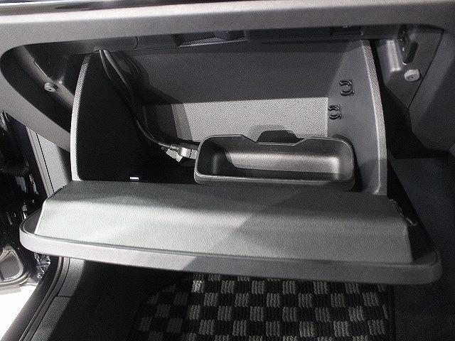 ザ・ビートル Ｒラインマイスター　バイキセノンヘッドライト　クルーズコントロール　インテリアアンビエントライト　リヤスポイラー　純正１８インチアルミホイール　ブラインドスポットディテクション（40枚目）