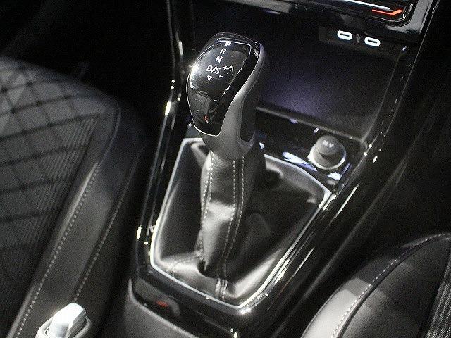 Ｔ－クロス ＴＳＩ　Ｒライン　フォルクスワーゲン　新型Ｔ－ＣＲＯＳＳ　ＴＳＩ　Ｒ－Ｌｉｎｅ　ディープブラックパールエフェクト　試乗車　ＣＡＲＰＬＡＹ対応（32枚目）