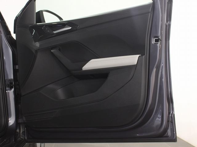 Ｔ－クロス ＴＳＩ　スタイル　デザインパッケージ　衝突被害軽減ブレーキ　トラベルアシスト　クルーズコントロール　バックカメラ　オートエアコン　カープレー対応　ナビゲーション　デジタルメーター　オートライト（52枚目）