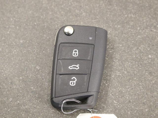 Ｔ－クロス ＴＳＩ　スタイル　デザインパッケージ　衝突被害軽減ブレーキ　トラベルアシスト　クルーズコントロール　バックカメラ　オートエアコン　カープレー対応　ナビゲーション　デジタルメーター　オートライト（80枚目）
