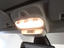 車内が明るくなります。
