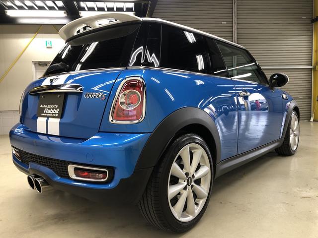 ＭＩＮＩ クーパーＳ　Ｒ５６後期モデル　カロッツェリアナビ　フルセグ　サンルーフ　ＥＴＣ　スパルコステアリング　社外マフラー　コニカルスポーク１７ＡＷ　アームレスト　レーシングデカール　走行１．５万キロ　グー鑑定付き（19枚目）