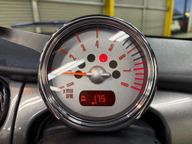 MINI クーパー コンバーチブル 5速マニュアルMT 屋内保管車両 電動オープン BBS16AW シートカバー BTオーディオ ETC リアソナー クロムライン 内外装クリーニング済み オーバーフェンダーコーティング グー鑑定(64枚目)