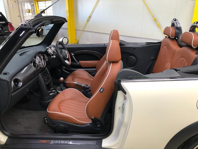 ＭＩＮＩ クーパーＳ　コンバーチブル　サイドウォーク　第一世代最終モデル特別仕様車　当社コレクション車両　６速マニュアルＭＴ　クロノメーター　モルトブラウンレザーシート　シートヒーター　電動オープン　ＣＤ／ＡＵＸ入力／ラジオ　ＥＴＣ　ＨＩＤ　グー鑑定付き（5枚目）
