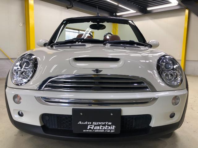 ＭＩＮＩ クーパーＳ　コンバーチブル　サイドウォーク　第一世代最終モデル特別仕様車　当社コレクション車両　６速マニュアルＭＴ　クロノメーター　モルトブラウンレザーシート　シートヒーター　電動オープン　ＣＤ／ＡＵＸ入力／ラジオ　ＥＴＣ　ＨＩＤ　グー鑑定付き（9枚目）