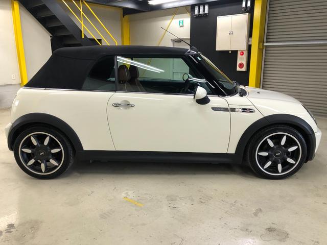 ＭＩＮＩ クーパーＳ　コンバーチブル　サイドウォーク　第一世代最終モデル特別仕様車　当社コレクション車両　６速マニュアルＭＴ　クロノメーター　モルトブラウンレザーシート　シートヒーター　電動オープン　ＣＤ／ＡＵＸ入力／ラジオ　ＥＴＣ　ＨＩＤ　グー鑑定付き（21枚目）