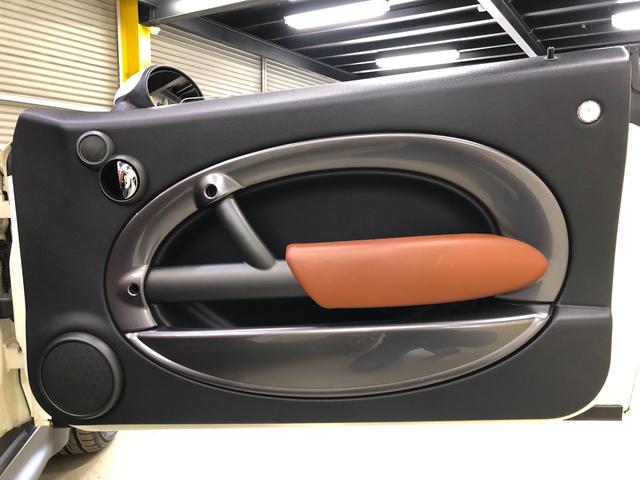ＭＩＮＩ クーパーＳ　コンバーチブル　サイドウォーク　第一世代最終モデル特別仕様車　当社コレクション車両　６速マニュアルＭＴ　クロノメーター　モルトブラウンレザーシート　シートヒーター　電動オープン　ＣＤ／ＡＵＸ入力／ラジオ　ＥＴＣ　ＨＩＤ　グー鑑定付き（76枚目）