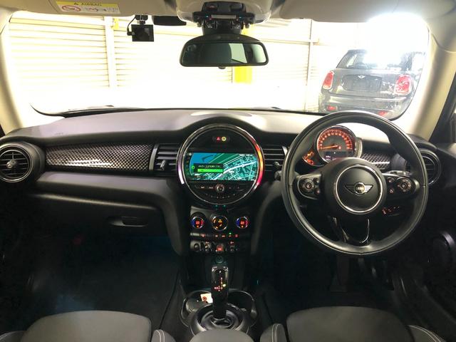 ＭＩＮＩ クーパーＳ　ＬＣＩモデル　ペッパーＰＫＧ　ＨＤＤナビ　ブルートゥース　バックカメラ　フルセグ　ドラレコ　ミラーＥＴＣ　アクティブクルーズ　衝突軽減ブレーキ　アームレスト　ストレージコンパーメント　１７ＡＷ　鑑定付（2枚目）