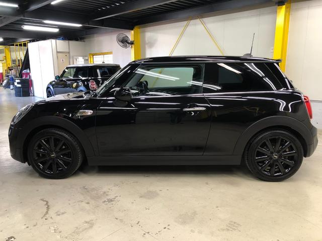 ＭＩＮＩ クーパーＳ　ＬＣＩモデル　ペッパーＰＫＧ　ＨＤＤナビ　ブルートゥース　バックカメラ　フルセグ　ドラレコ　ミラーＥＴＣ　アクティブクルーズ　衝突軽減ブレーキ　アームレスト　ストレージコンパーメント　１７ＡＷ　鑑定付（12枚目）