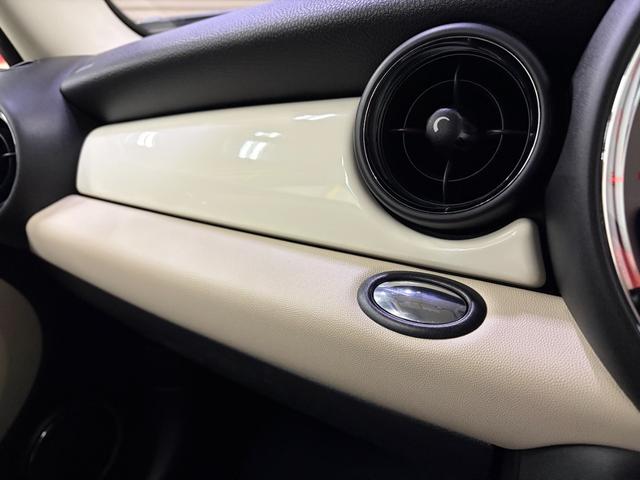 ＭＩＮＩ クーパー　Ｒ５６後期最終モデル　グリーンパーク　クロスレザーコンビシート　専用インテリアカラー　グリーンルーフトップ　プロジェクターＨＩＤ　オートライト　ＣＤ／ＡＵＸオーディオ　ＥＴＣ　１５ＡＷ　グー鑑定（68枚目）