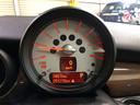 レトロなデザインのタコメーターはMINIのインテリアによく似合ってます♪
