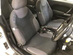 使用感が出やすい運転席ですがご覧の通りＧＯＯＤコンディションを保っており、平成１８年式とは思えない状態です！外装もピカピカですしこの価格でこの良質車はお買い得すぎると思います！早い者勝ちですよ！ 3