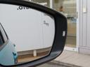 後方から接近する車を検知し、方向指示器を操作した際にドアミラー内蔵の警告灯で知らせるブラインドスポットディテクション(後方死角検知機能)を備えています☆