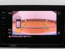 ギヤをリバースに入れると車両後方の映像とガイドラインが表示され、車庫入れや縦列駐車などの際の安全確認をサポートするリヤビューカメラを装備しています☆