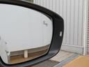 後方から接近する車を検知し、方向指示器を操作した際にドアミラー内蔵の警告灯で知らせるブラインドスポットディテクション(後方死角検知機能)を備えています☆