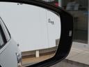 後方から接近する車を検知し、方向指示器を操作した際にドアミラー内蔵の警告灯で知らせるブラインドスポットディテクション(後方死角検知機能)を備えています☆