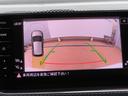 ギヤをリバースに入れると車両後方の映像とガイドラインが表示され、車庫入れや縦列駐車などの際の安全確認をサポートするリヤビューカメラを装備しています☆