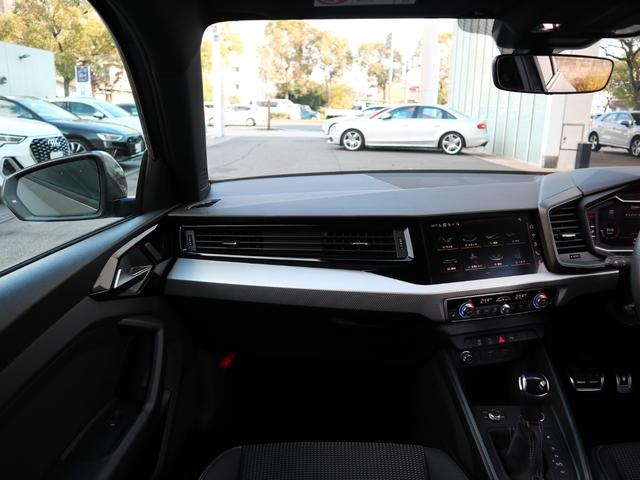 Ａ１スポーツバック ２５ＴＦＳＩ　Ｓライン　ナビゲーションパッケージ　コンビニエンスアシスタンスパッケージ　Ｓラインインテリアプラスパッケージ　コントラストルーフ　アダプティブクルーズコントロール　レーンアシスト（3枚目）