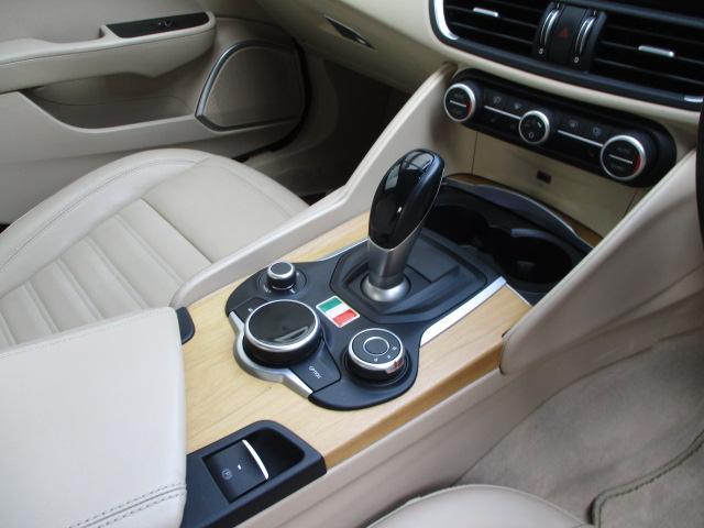 ジュリア スーパー 新車保証書・整備手帳・記録簿・取説・Sキー・革シート(ヒーター付)・Rカメラ・ETC・パドルシフト(8枚目)