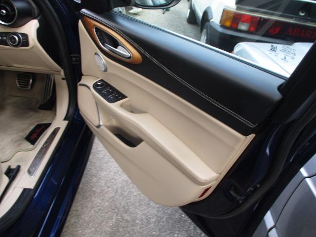 ジュリア スーパー 新車保証書・整備手帳・記録簿・取説・Sキー・革シート(ヒーター付)・Rカメラ・ETC・パドルシフト(9枚目)