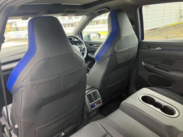 ゴルフＲ Ｒ　認定中古車１年保証付　車検整備付　ワンオーナー車　禁煙車　ＬＥＤヘッドライト　バックカメラ　レーンキープアシスト　フロントアシスト　ブラインドスポット　リヤトラフィックアシスト（18枚目）