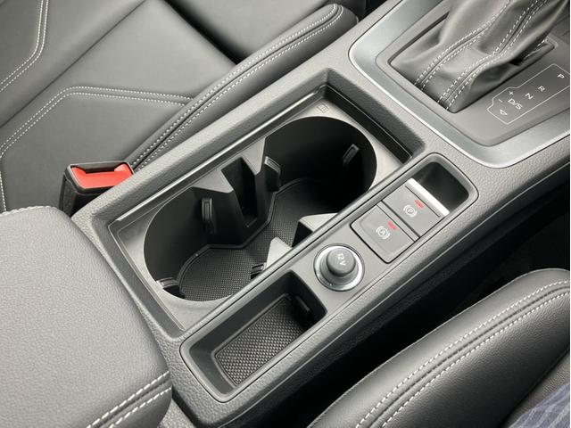 Ｑ３ ３５ＴＦＳＩ　Ｓライン　認定中古車　元デモカー　レザーシート　電動シート　シートヒーターＬＥＤヘッドライト　コンビニエンス＆アシスタンスパッケージ　プライバシーガラス　スマホＩＦ　プラスパッケージ　グレイシアホワイト（18枚目）