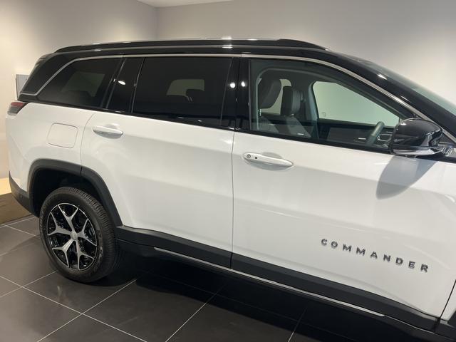 ジープ・コマンダー リミテッド 登録済未使用車(3枚目)