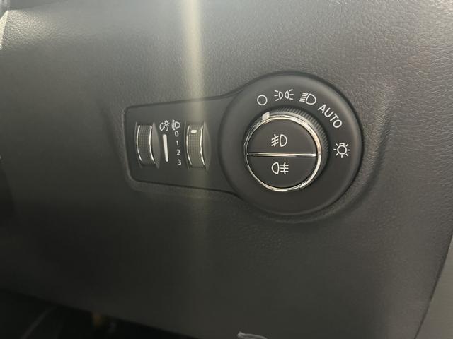 ジープ・コマンダー リミテッド 登録済未使用車(4枚目)