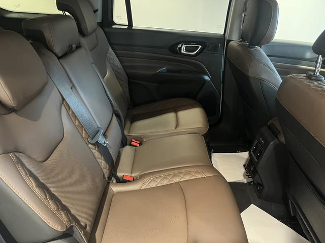 ジープ・コマンダー リミテッド 登録済未使用車(7枚目)