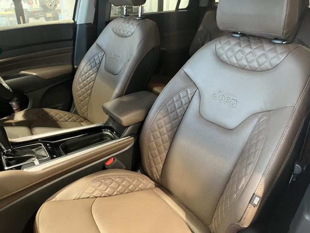 ジープ・コマンダー リミテッド 登録済未使用車(11枚目)