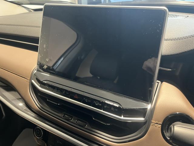 ジープ・コマンダー リミテッド 登録済未使用車(14枚目)