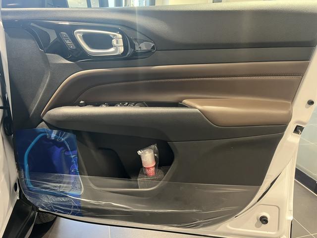 ジープ・コマンダー リミテッド 登録済未使用車(16枚目)