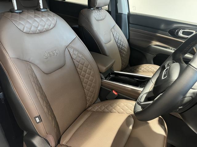 ジープ・コマンダー リミテッド 登録済未使用車(18枚目)