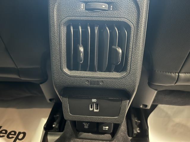 ジープ・コマンダー リミテッド 登録済未使用車(28枚目)