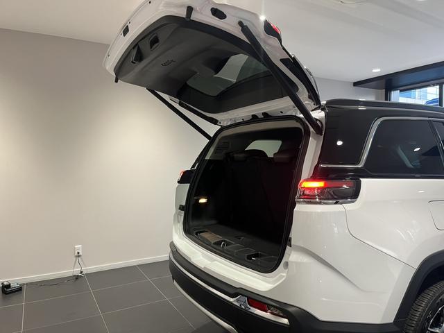 ジープ・コマンダー リミテッド 登録済未使用車(30枚目)