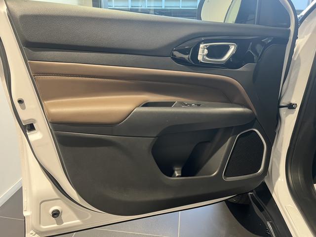 ジープ・コマンダー リミテッド 登録済未使用車(40枚目)