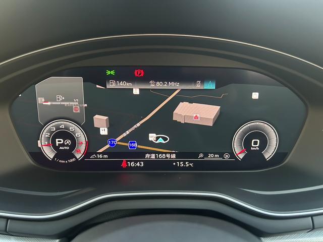 スピードメーターなどの運転に必要な計器とともに、オーディオ・電話の操作画面や地図などを表示。レイアウトはステアリングスイッチで切り替えでき運転に集中しながら必要な情報を瞬時に得ることが可能。