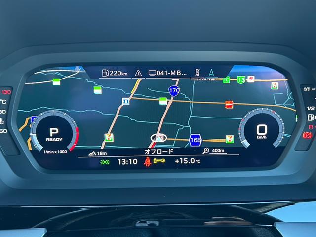 スピードメーターなどの運転に必要な計器とともに、オーディオ・電話の操作画面や地図などを表示。レイアウトはステアリングスイッチで切り替えでき運転に集中しながら必要な情報を瞬時に得ることが可能。