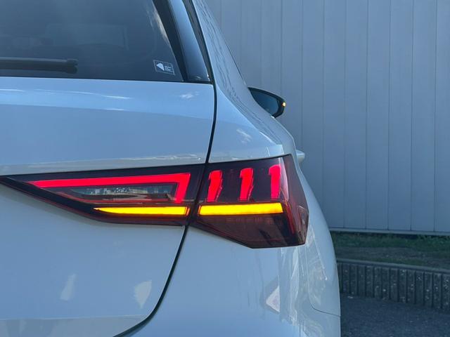 シングルフレームグリルはＡｕｄｉの象徴的なデザイン要素であり、一目でＡｕｄｉとわかるスタイル、大きくて迫力のある形状が車のスポーティな印象を強調しており、魅力的なデザインとなっています。