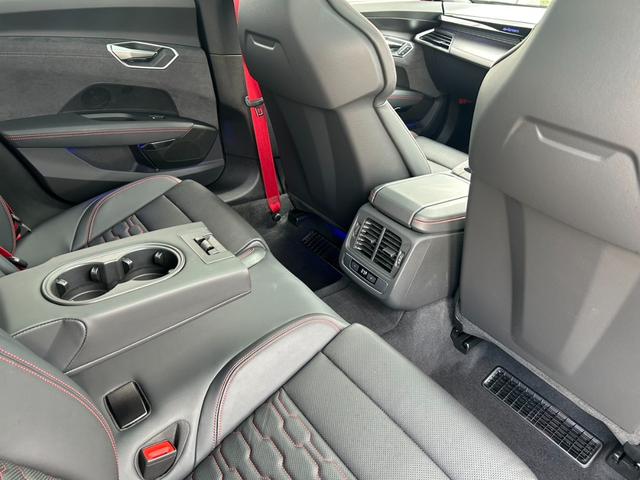 RS e-トロンGT ベースグレード デモカーUP/ブラックstyle/RSデザインPKGレッド/テクノロジーPKG/ファインナッパレザー/OP21AW/ダイナミックパッケージプラス/シートベンチレーション/バング&オルフセン/認定中古車(44枚目)