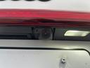 シングルフレームグリルはAudiの象徴的なデザイン要素であり、一目でAudiとわかるスタイル、大きくて迫力のある形状が車のスポーティな印象を強調しており、魅力的なデザインとなっています。