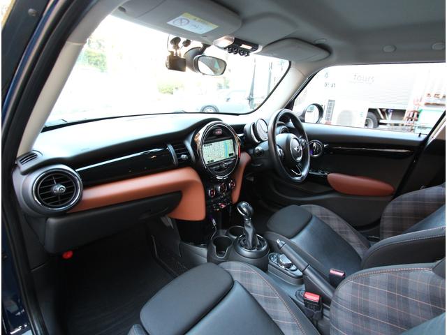 MINI クーパー セブン LEDオートライト レインセンサー 専用ハーフレザーシート クルーズコントロール 純正HDDナビ ブルートゥース AUX&USB入力 バックカメラ ドライブレコーダー 専用17インチアルミ ETC(10枚目)