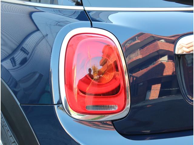 MINI クーパー セブン LEDオートライト レインセンサー 専用ハーフレザーシート クルーズコントロール 純正HDDナビ ブルートゥース AUX&USB入力 バックカメラ ドライブレコーダー 専用17インチアルミ ETC(23枚目)